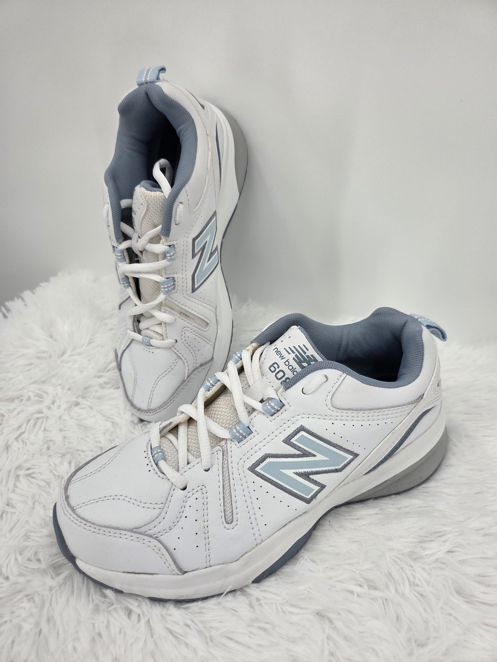 New Balance 608v5 Womens US 7.5 UK 5.5 White Blue Leather Cross Training Sneaker
